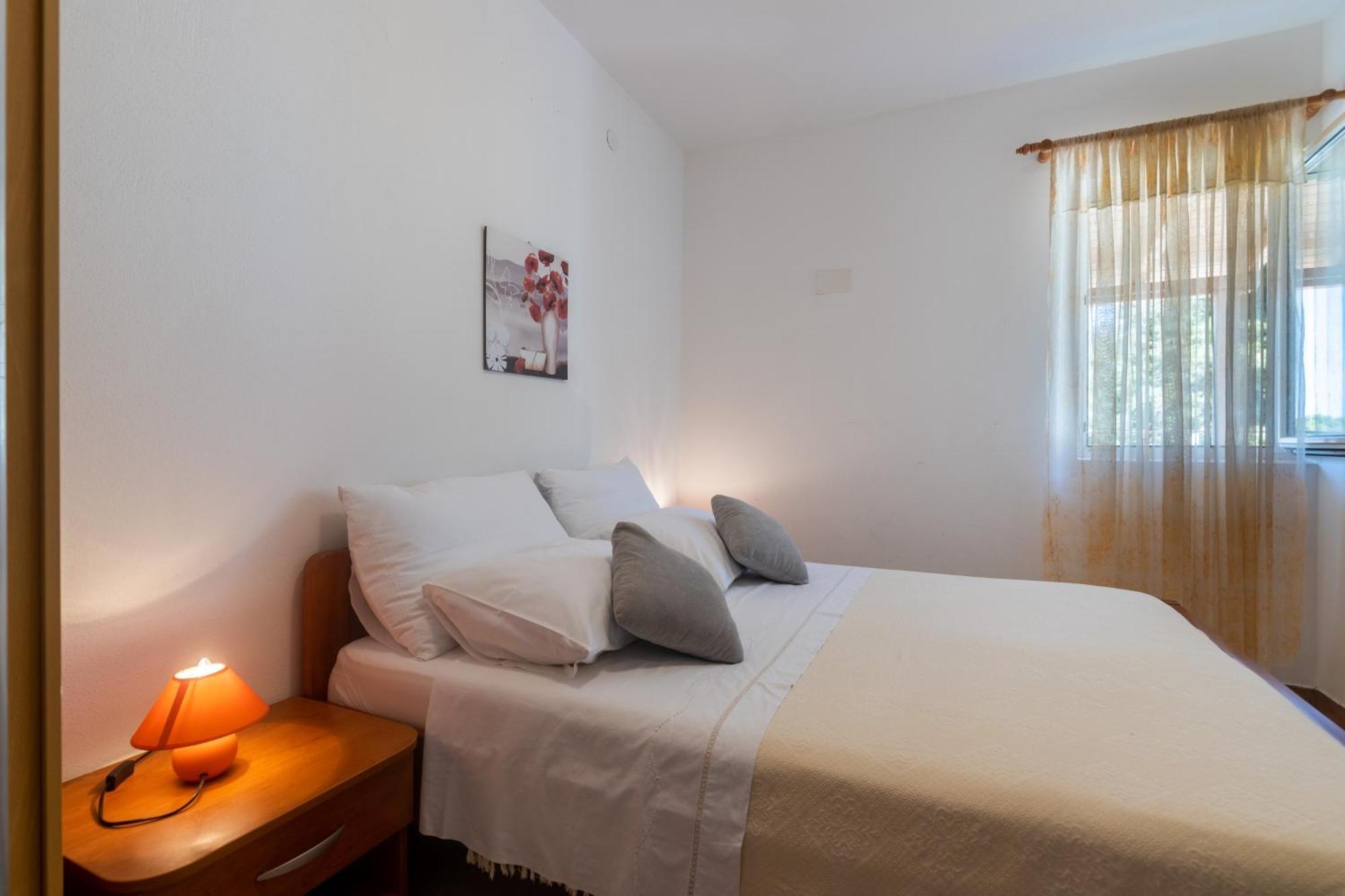 Apartments With A Parking Space Ivan Dolac, Hvar - 15784 Номер фото