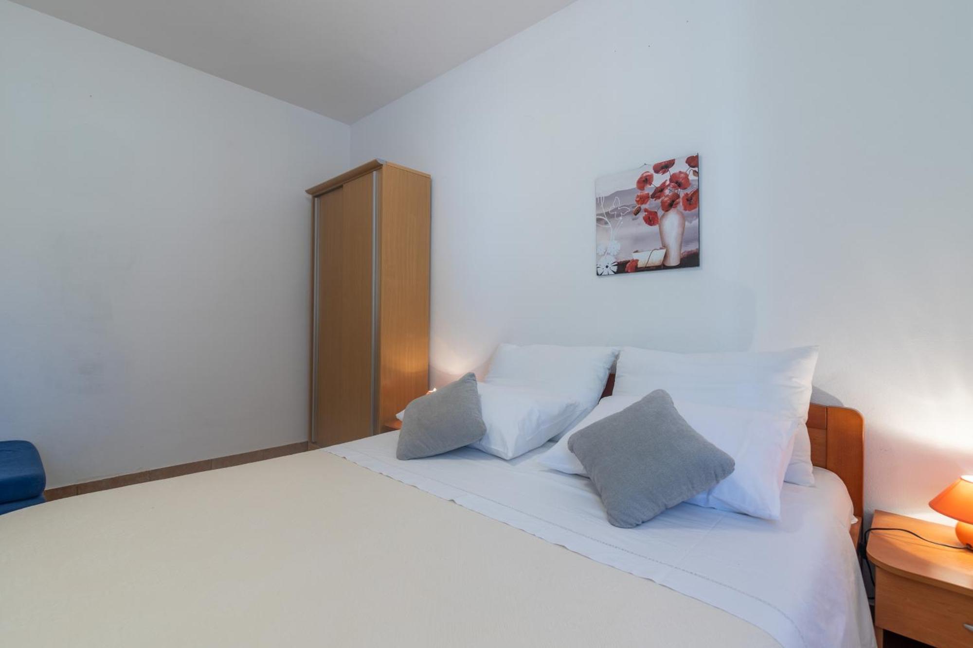 Apartments With A Parking Space Ivan Dolac, Hvar - 15784 Номер фото