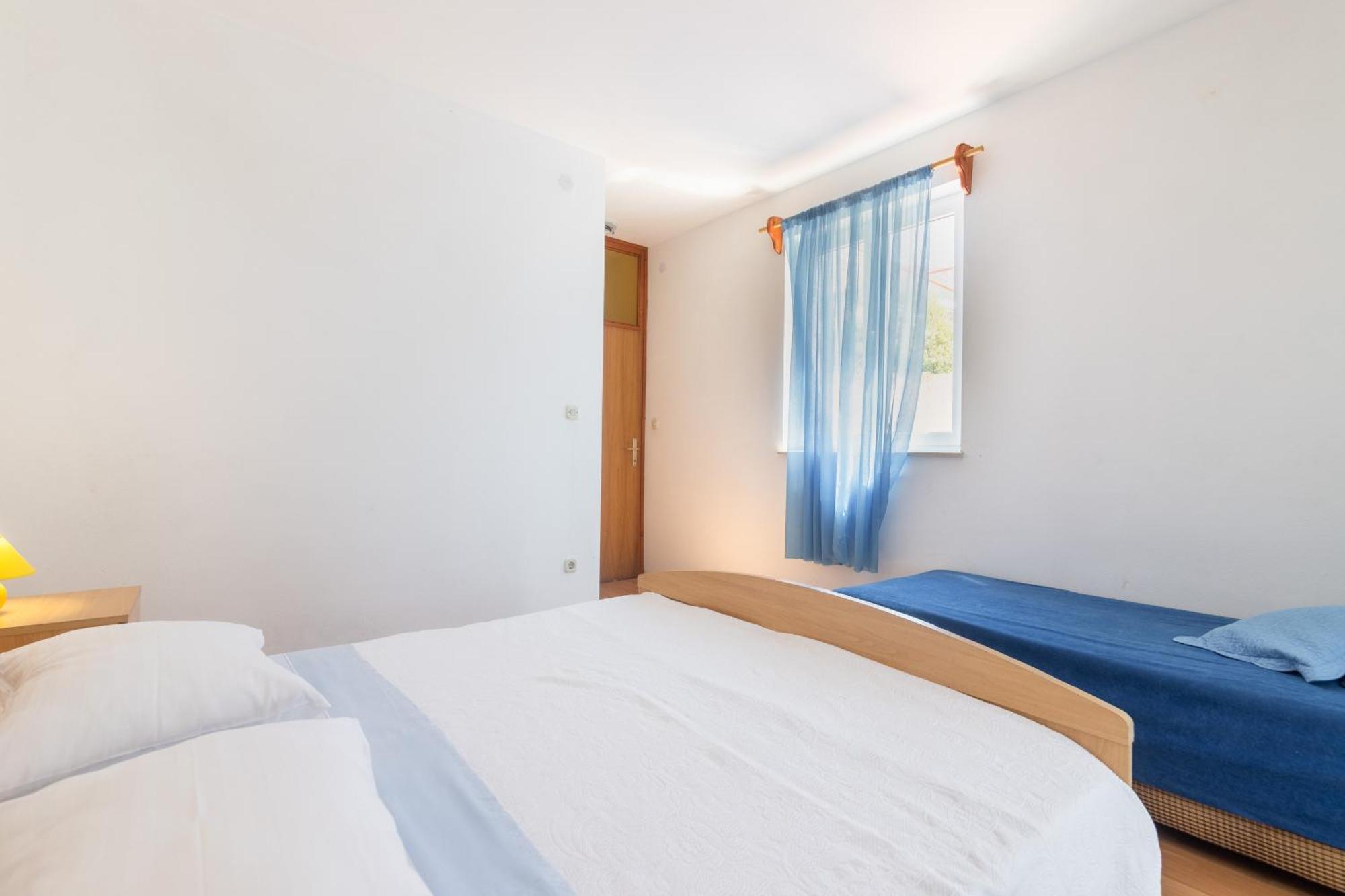 Apartments With A Parking Space Ivan Dolac, Hvar - 15784 Номер фото